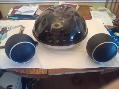 Apollo turntable 860 comes with original speakers and speaker trays, works great