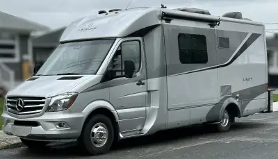 Leisure Travel Van Unity U24CB 2016 Corner bed Mercedes 3 litres diesel / 83 500 km Garantie du cami...
