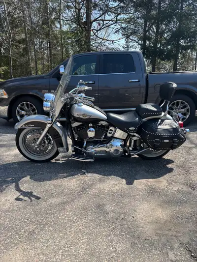 2003 HD Softail Low Km's (2) Seat options Extra Set Of Pipes Whitewalls Additional Bags