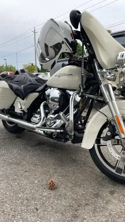 Feast your eyes on this majestic 2015 Harley Davidson Street Glide Special, a true beauty in excelle...
