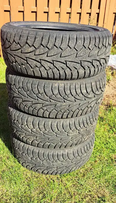 Set de 4 Pneus d'hiver Hankook 225/50 R18 en très bon état ! A ramasser. Merci.