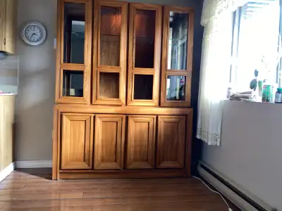 Très beau vaisselier de couleur claire , View more