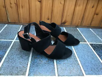 Sandales en pointure 8 pour femmes, portées seulement une heure, en excellent état Maison sans fumée...