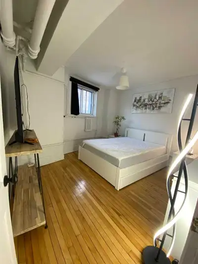 Beautifull Room to share in a flat with 2 roomates! At the hearth of mile end!! Everything included...