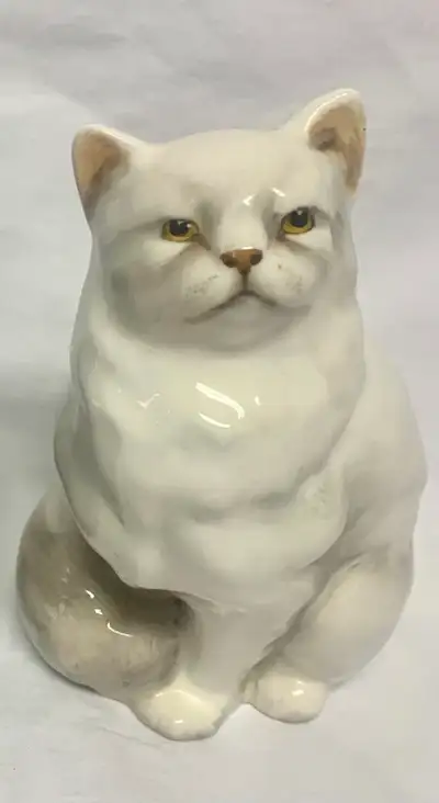 RARE Royal Doulton WHITE PERSIAN SITTING CAT FIGURINE HN 2539, View more