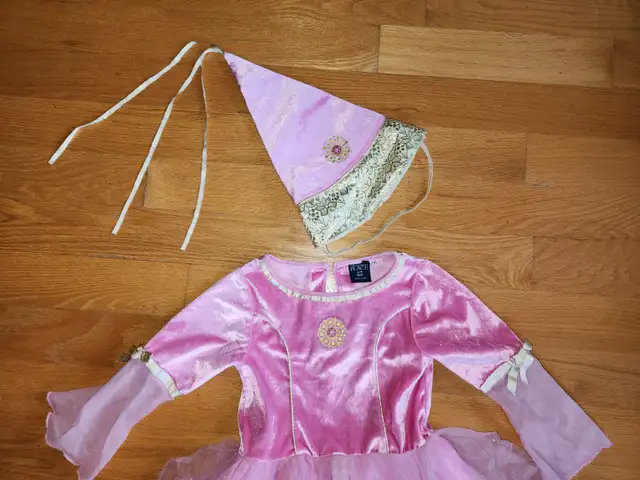 Robe de princesse avec chapeau, grandeur enfant 5/6 ans in Kids & Youth in Longueuil / South Shore - Image 3