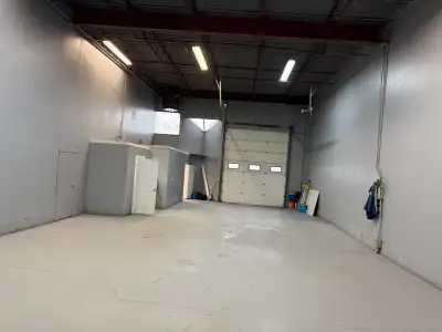 1800' or 2700' Bay Available Now. San Francisco Building 9774 - 54 Ave. 20' Ceilings 12' x 14' Overh...