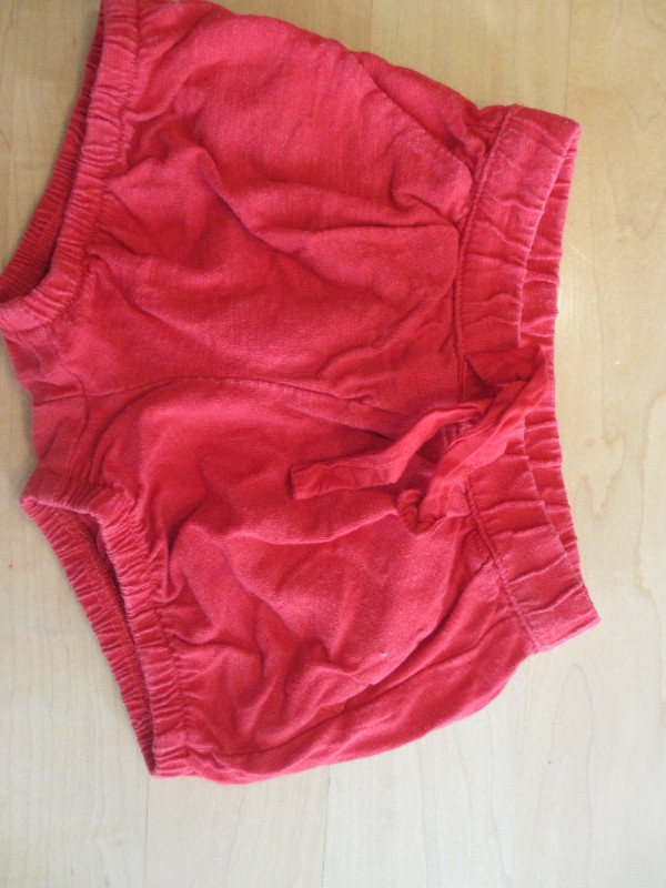Short bébé fille rouge (Taille 9-12 mois) (C44) dans Vêtements - 9 à 12 mois  à Ville de Montréal - Image 2