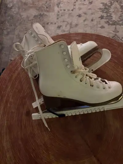 women’s 9 figure skates and guards , View more
