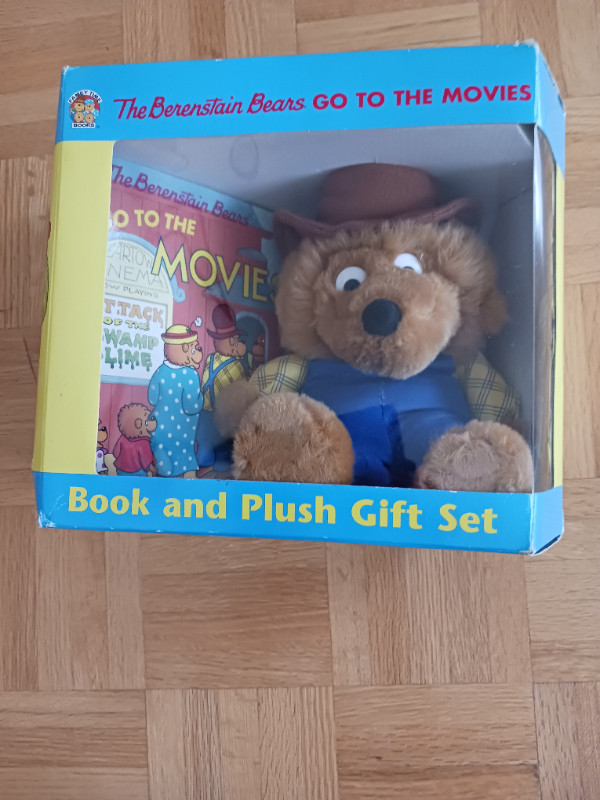 1997 BERENSTAIN BEARS GO TO THE MOVIES BOOK AND PLUSH GIFT SET in Arts & Collectibles in Markham / York Region