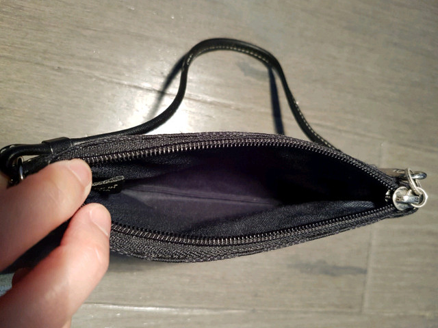 COACH Signature C Black Wrislet [WALLET] in Women's - Bags & Wallets in City of Toronto - Image 3