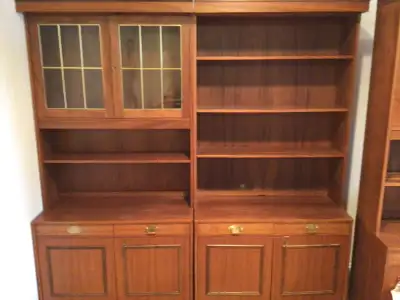 Cabinet in good condition. It comes apart in two sections for easy transport.