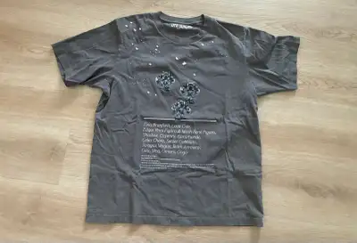 This grey Uniqlo Final Fantasy 35th Anniversary t-shirt in size medium is a pre-owned piece that has...