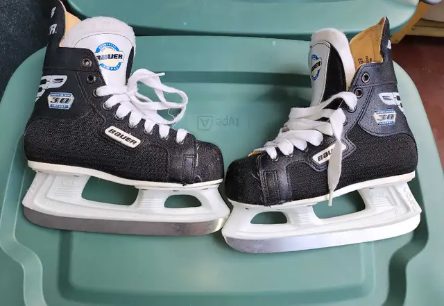 Bauer 3D Hockey Skates - Kids Youth Size 3 *EUC* in Skates & Blades in City of Toronto - Image 2