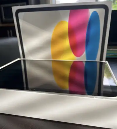 iPad 10e génération, Wi-Fi, 64 GB, modèle A2696, silver, jamais utilisé, neuf, acheté en juillet, vi...