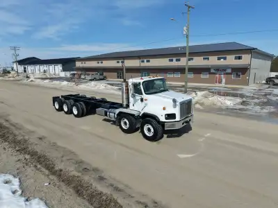 Cummins ISM, eaton fuller 9LL transmission, 40,000 front, 54,000 rear, diff lock, air ride, 425 wide...