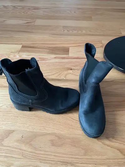 Waterproof Cougar boots size 8, View more