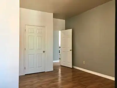 uptown one bedroom in renovated apartment