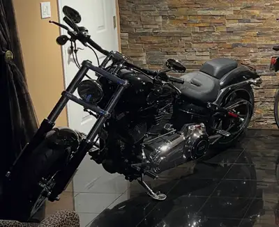 Used as a showroom piece. Low 500 km. Making room for new floor displays. Black with a few pieces of...