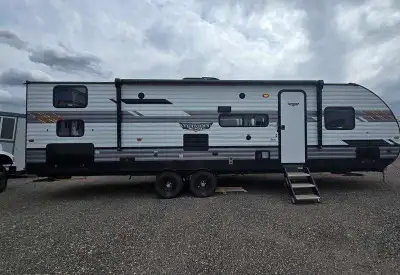 This trailer is a versatile, lightweight bunkhouse that weighs in at approx 8000lbs dry. This travel...