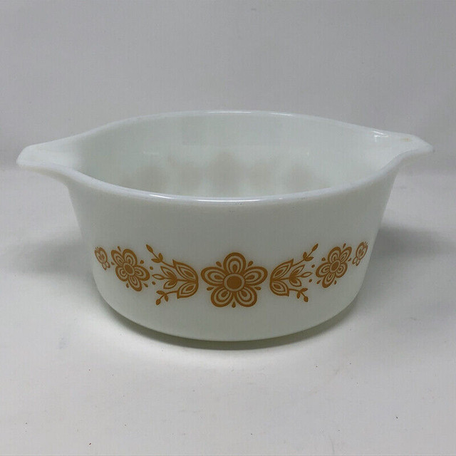 Vintage Pyrex Butterfly Gold 1 1/2 Qt. Casserole 474B in Arts & Collectibles in Kitchener / Waterloo