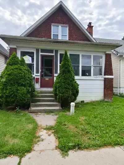 #招室友[话题]# #学生租房[话题]# #房子干净整洁[话题]# 房东急需出租，房间出租， 在温莎大学附近，附近有超市， 离温莎大学仅需12分钟左右走路就到， 附近有超市， 房间B和C楼上， 和楼下...