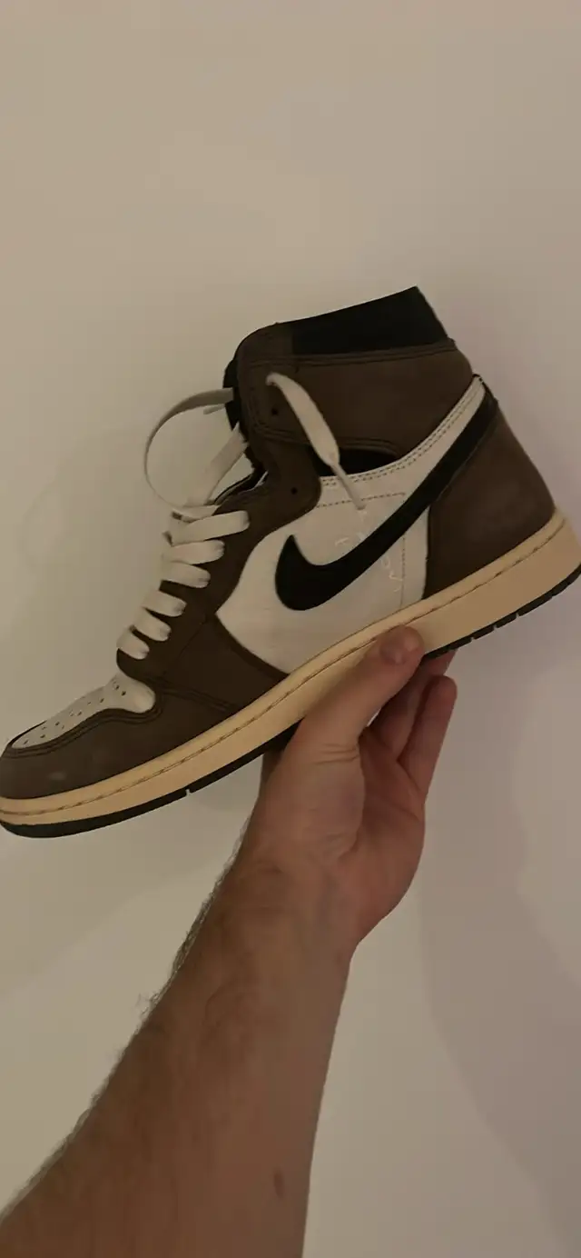 Air jordan 1 Travis Scott 9,5 Used in Men's Shoes in Lévis - Image 2