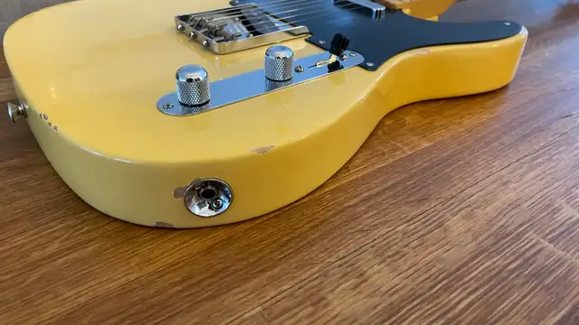 2014 52 Fender American Vintage Reissue Telecaster in Guitars in City of Montréal - Image 4