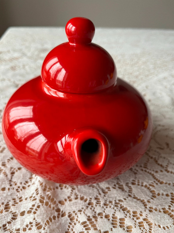 Red Ceramic HayHoe Flowerdale Tea Pot in Kitchen & Dining Wares in Ottawa - Image 2