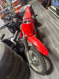 2023 HONDA CRF 250F Dirtbike - Red