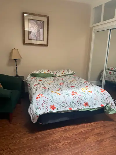 Belles chambres à louer – maintenant. Il s'agit d'un appartement entièrement rénové de trois grandes...