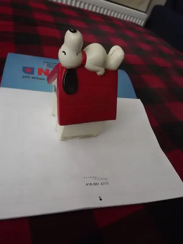 VINTAGE CERAMIC "SNOOPY DOGHOUSE" PEANUTS PIGGY BANK in Arts & Collectibles in City of Toronto - Image 4
