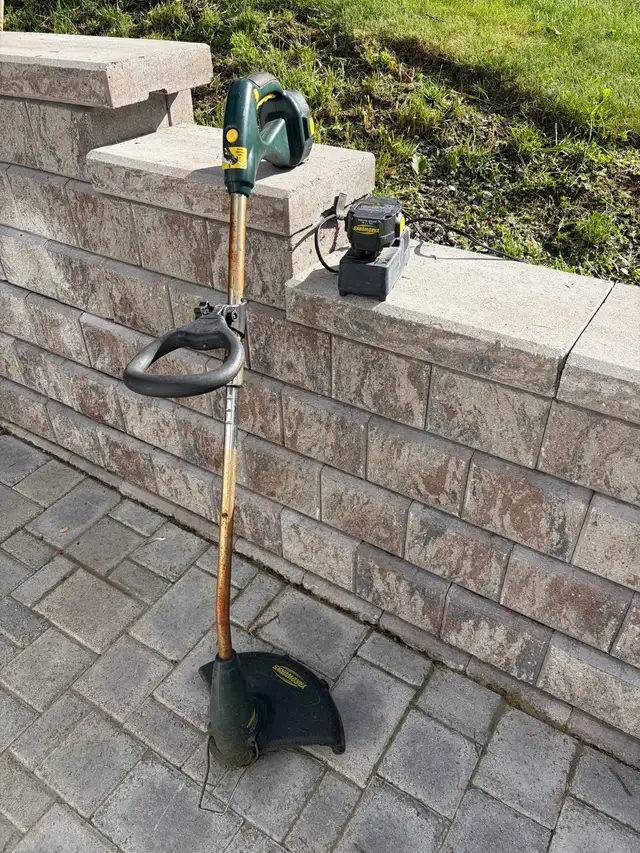 electric grass trimmer in Lawnmowers & Leaf Blowers in Kingston - Image 2