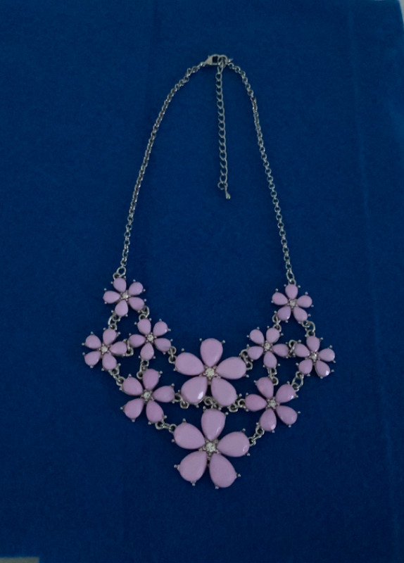 NECKLACE PURPLE DAISY - Silver Tone Chain - 16 inches in Jewellery & Watches in Belleville