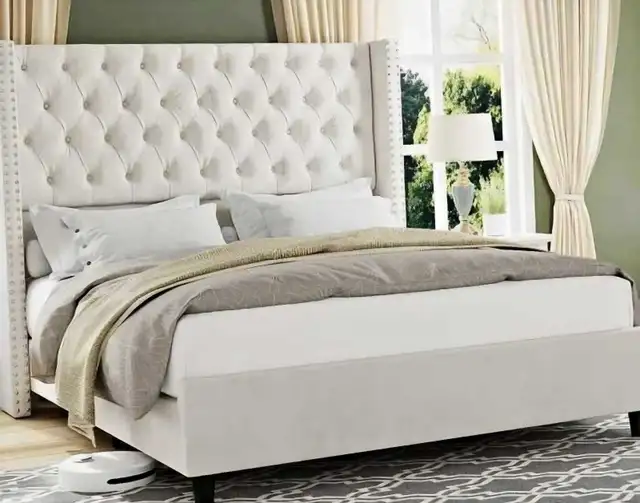 Queen bed in Beds & Mattresses in City of Montréal - Image 2