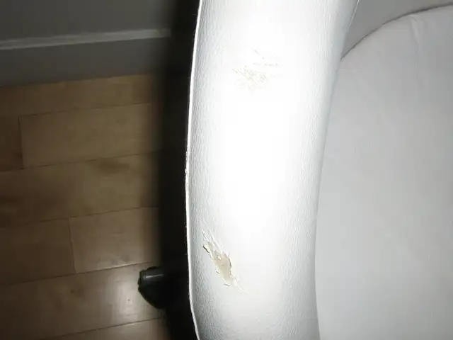 SWIVEL CHAIR in Chairs & Recliners in North Shore - Image 3