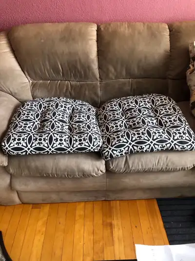 2 coussins pour chaise extérieur 25$, View more
