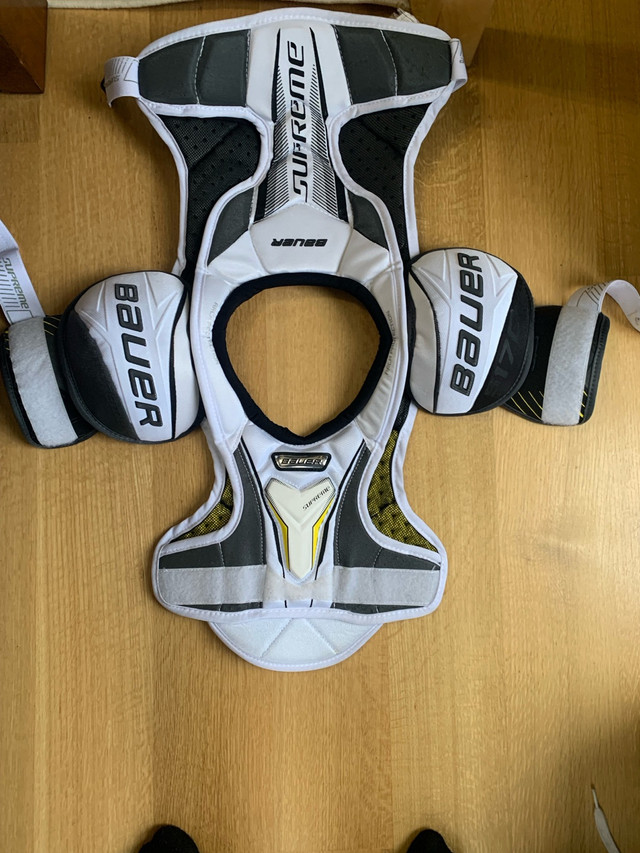 Bauer Supreme Hockey Shoulder Pads in Hockey in City of Toronto