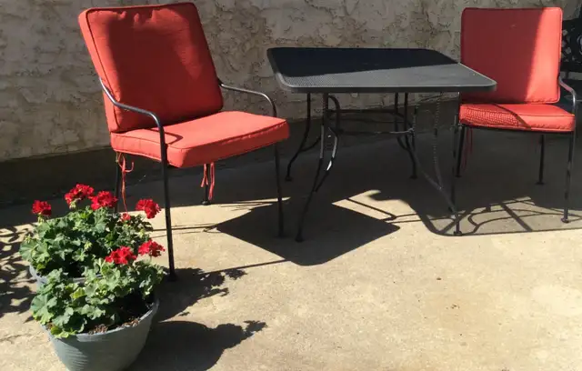 Outdoor Patio Set, Seat Cushions and Umbrella in Patio & Garden Furniture in Regina - Image 3