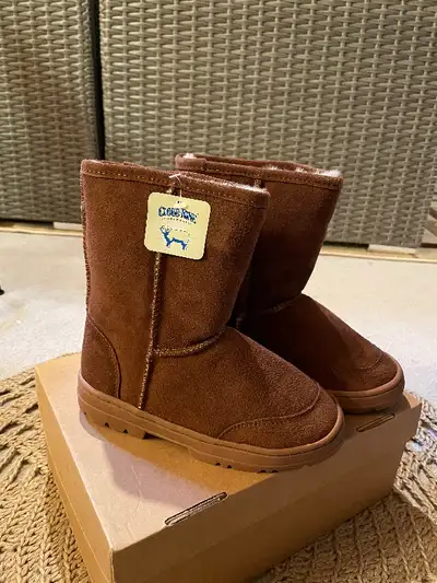 Cloud Nine, Sheepskin boots size 3 youth 100% Genuine sheepskin Brand new in box