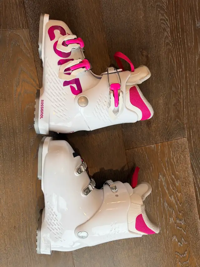 Rossignol Youth Ski Boots 20.5 in Ski in Calgary - Image 2