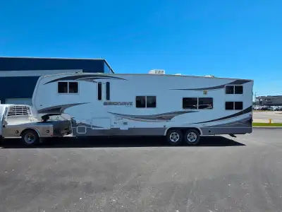 Hello, for sale is a 2012 Shockwave F32AR Toy Hauler. This Toy Hauler is in excellent condition insi...