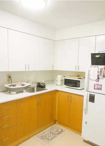 -One room available in a 2-bedroom apartment - $750/month -optional dresser -Utilities included, wif...