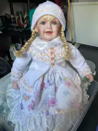 Grosse poupée assit en porcelaine 