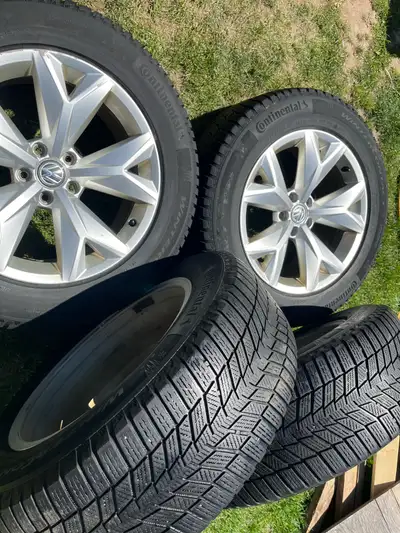 Size: 18x8J Tire size: 245/60/R18 Offset: 34 Centre bore: 57.1mm Bolt pattern: 5x112 Off of a 2018 V...