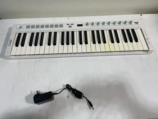CME U-Key Controller in Pianos & Keyboards in City of Montréal - Image 3