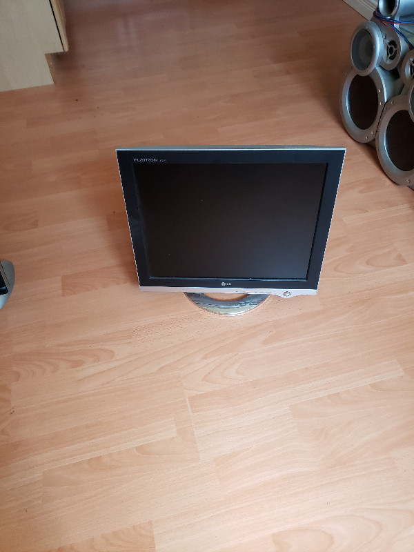 CRT AND LCD COMPUTER MONITORS FOR SALE! $120 EACH O.B.O in Monitors in Oshawa / Durham Region - Image 3