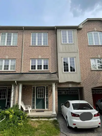Very spacious and clean Townhouse. Close to all amenities.