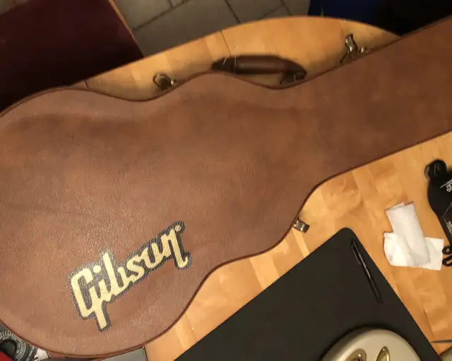Étui de guitare rigide Gibson leather hard case intérieur rouge in Guitars in Longueuil / South Shore - Image 2