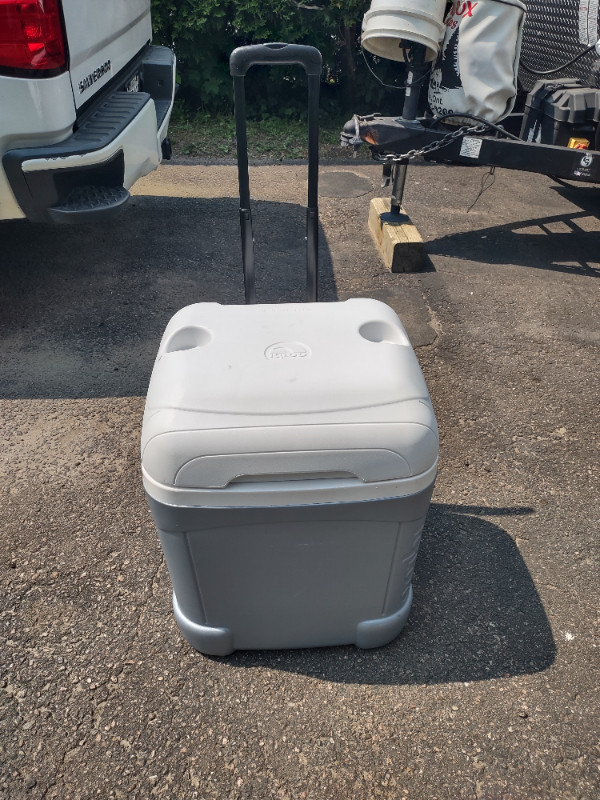 Igloo wheeled cooler in Fishing, Camping & Outdoors in Renfrew - Image 2
